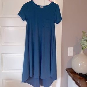 High-low loose blue dress.